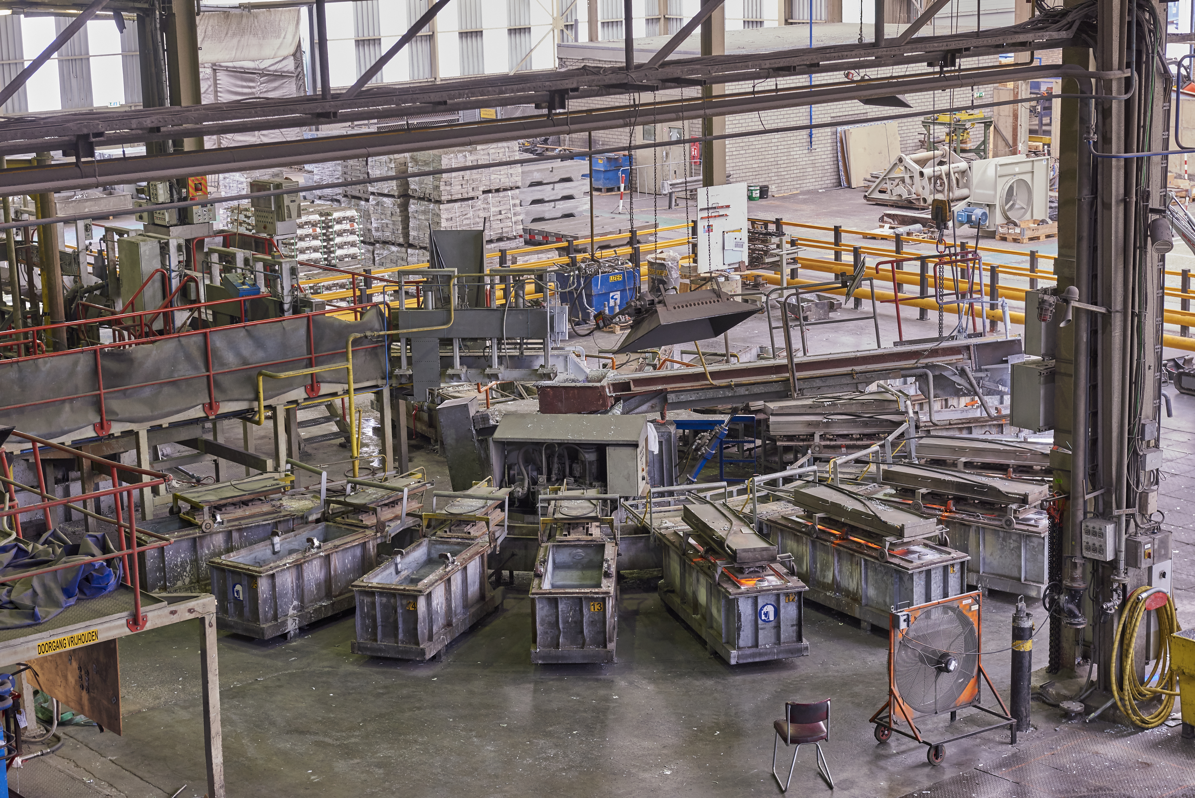 Gietcarrousel met gietvormen in de gieterij