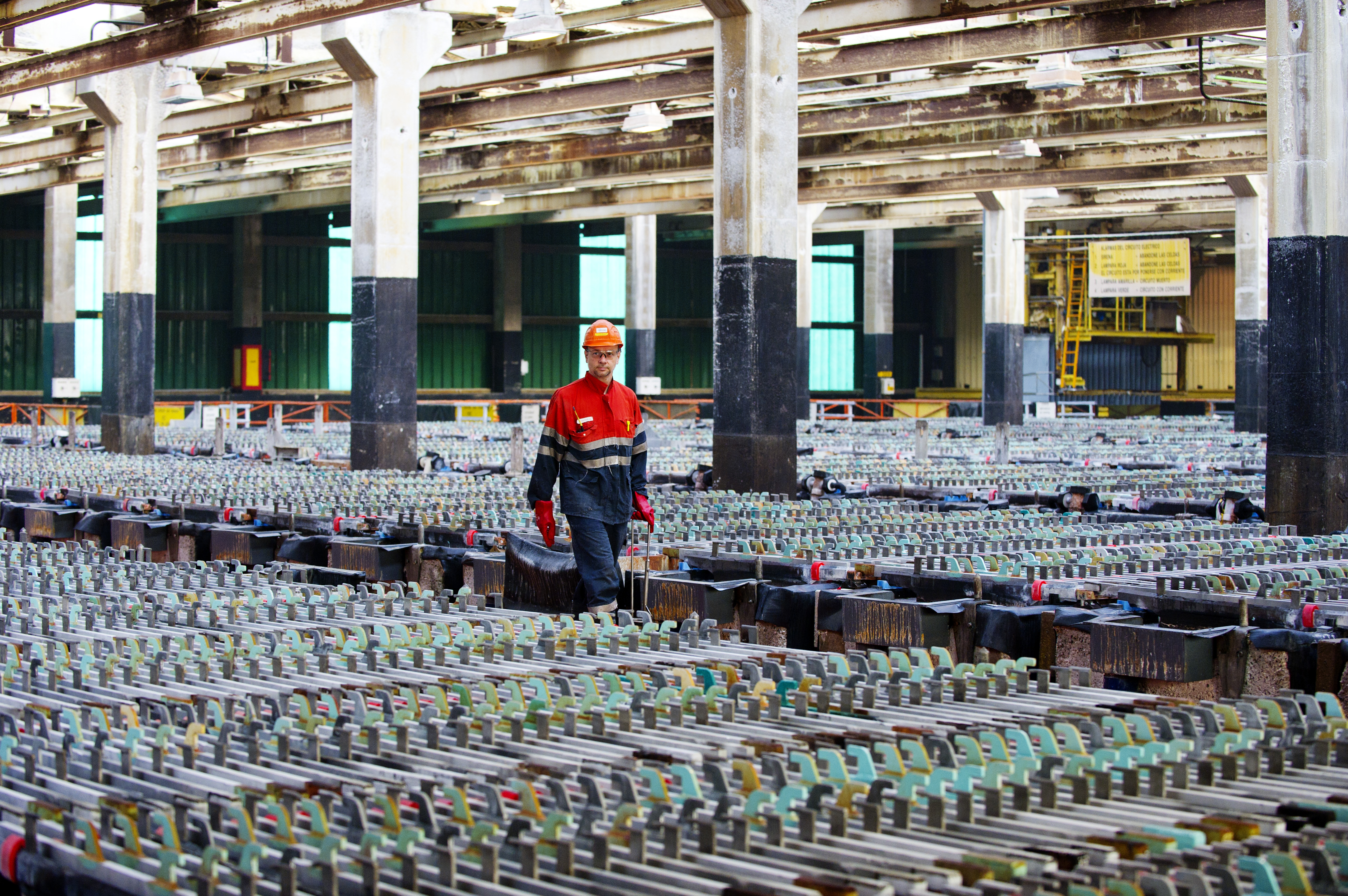 Anode- en kathode-platen in celbakken op de elektrolyse-afdeling.