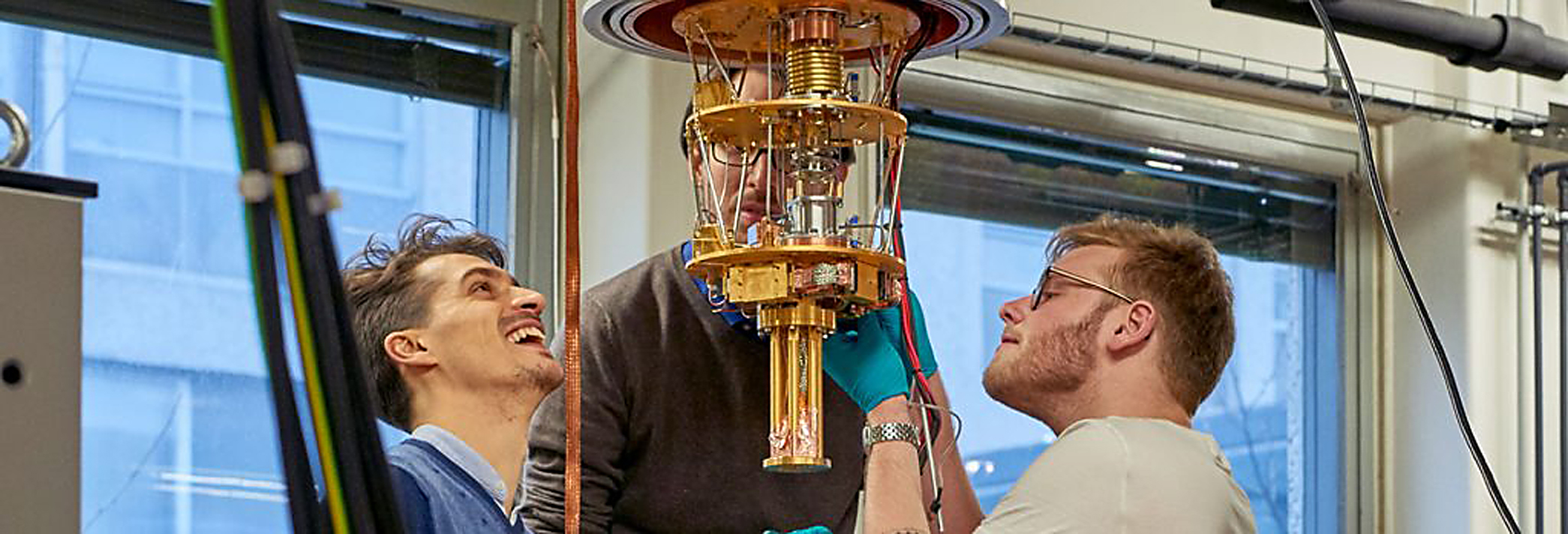 Afbeelding 1. Drie QuTech-ingenieurs werken aan een POC.